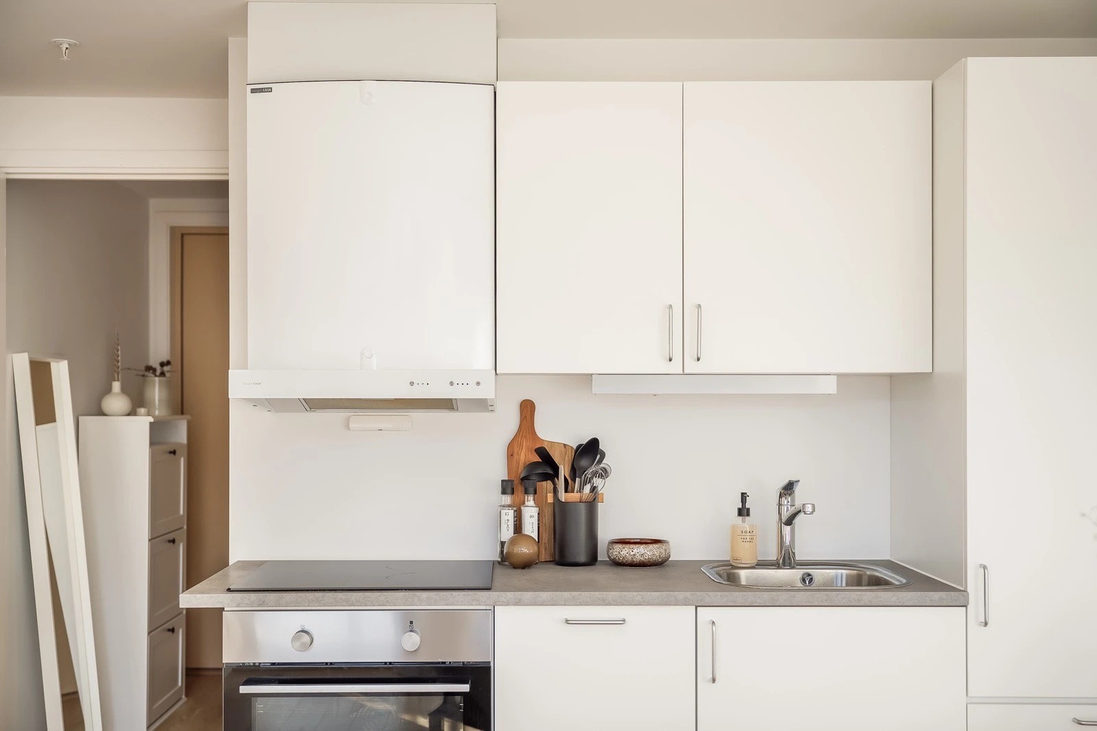 Kjøkken - Stekeovn, platetopp, vaskemaskin og kombiskap er inkludert!